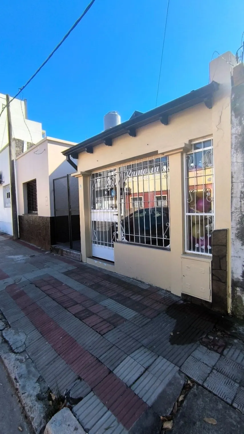 Casa centrica, con patio y piscina