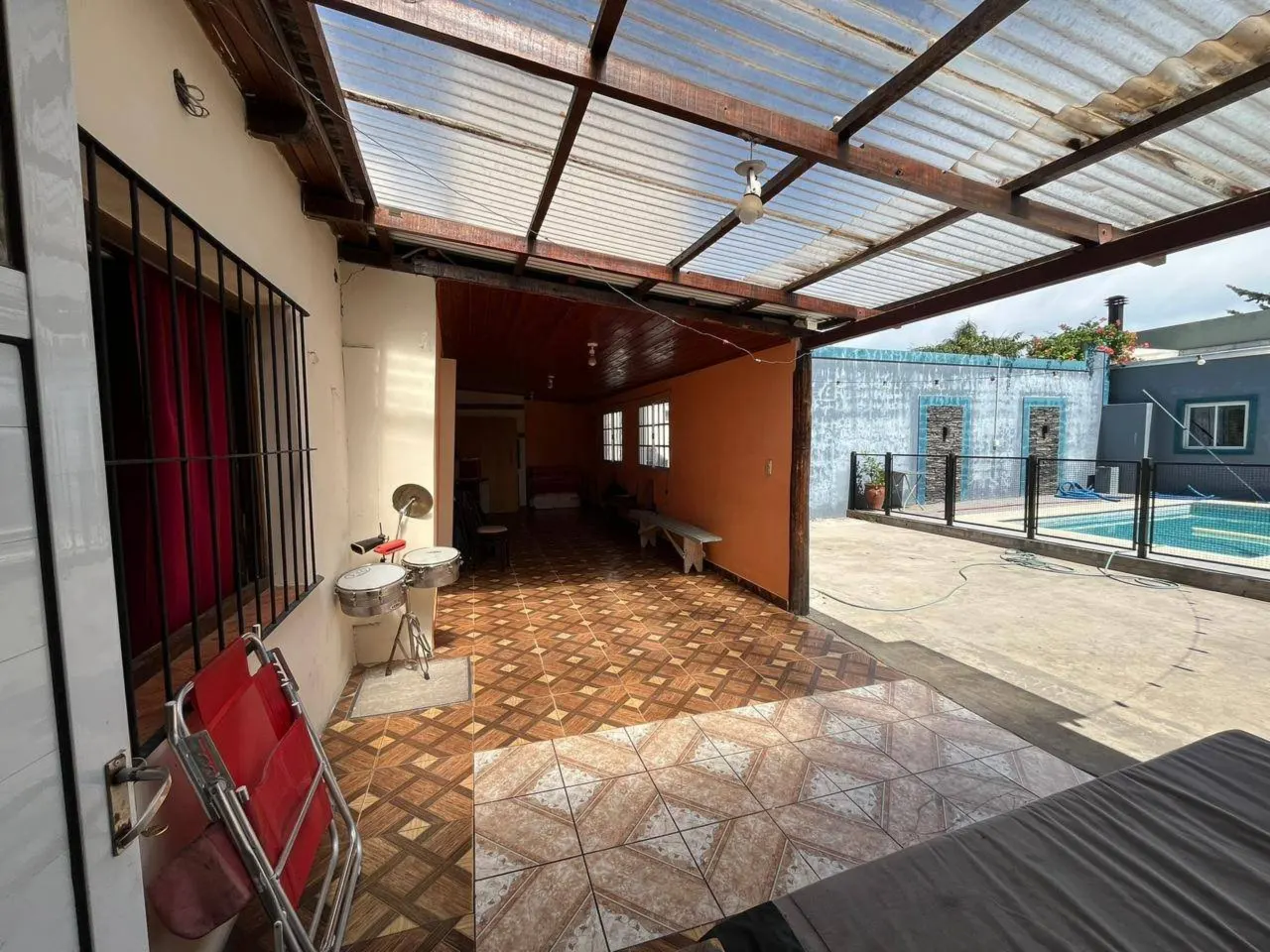 Casa centrica, con patio y piscina
