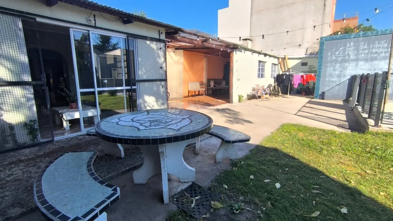 Casa centrica, con patio y piscina