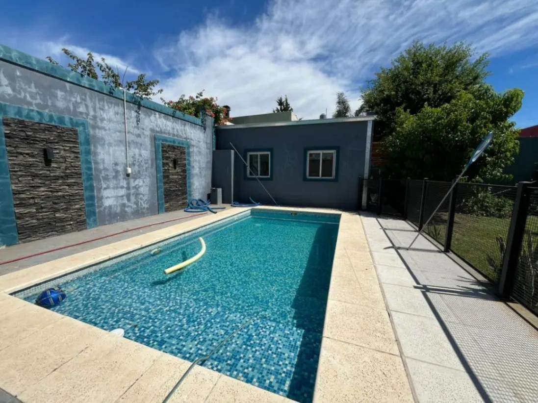 Casa centrica, con patio y piscina