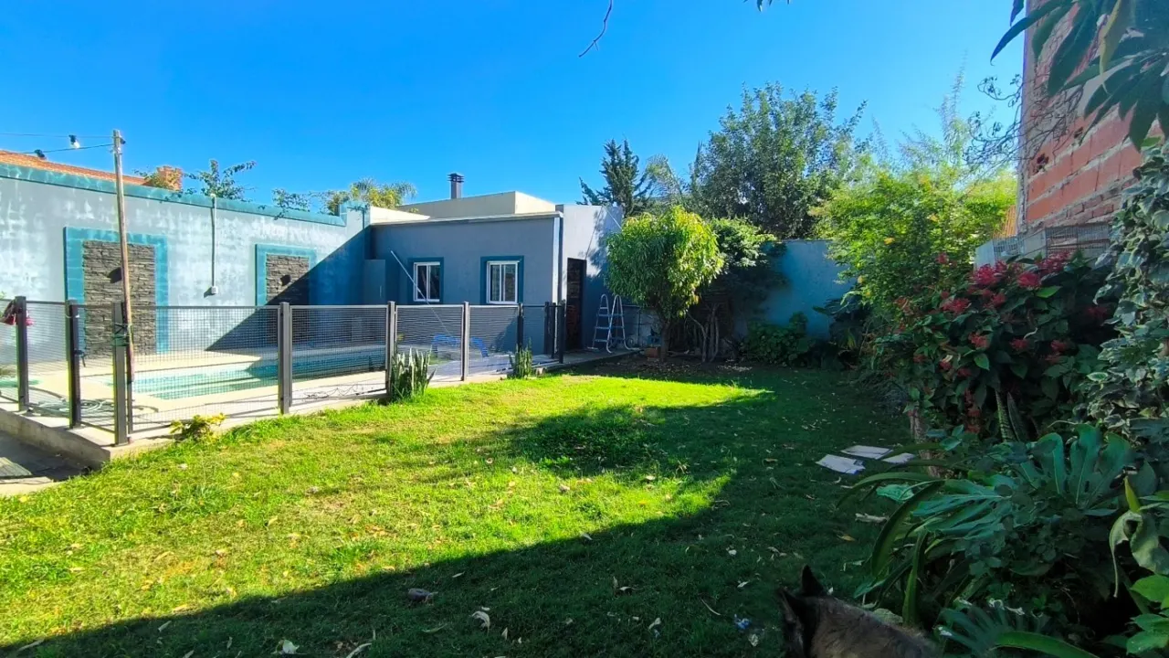 Casa centrica, con patio y piscina