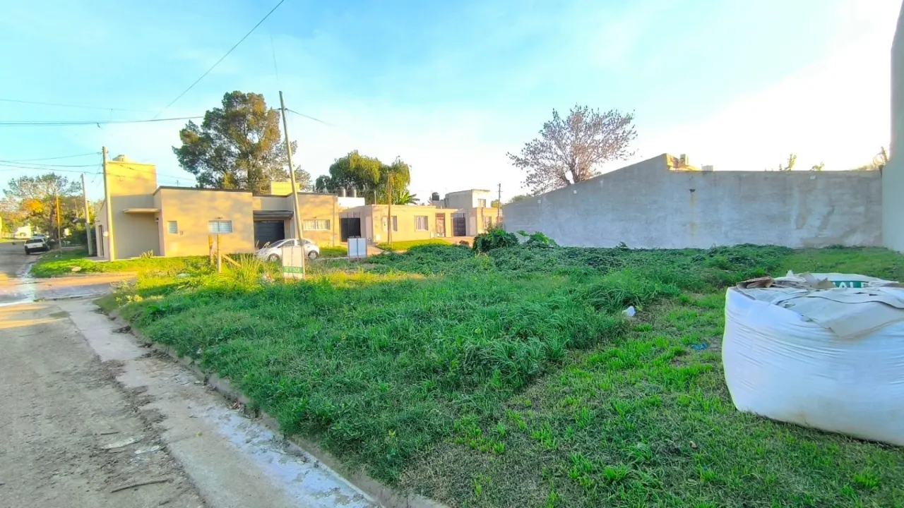 Lote esquina Juan Esteban Diaz y Gutemberg