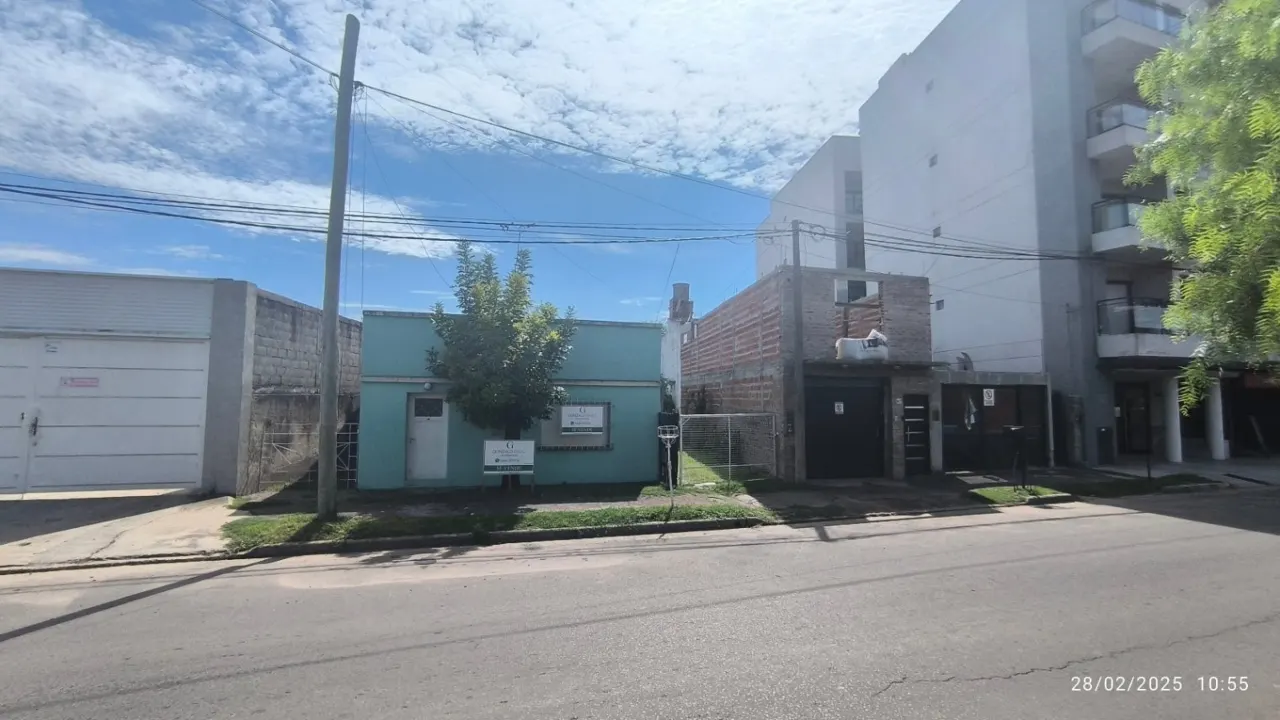 Casa en venta sobre Av Parque (Sarmientos 545), gran terreno!