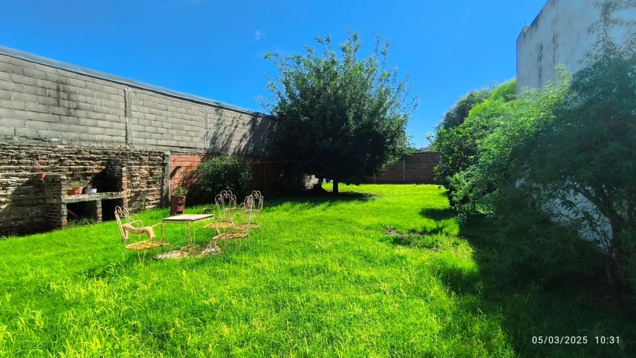 Casa en venta sobre Av Parque (Sarmientos 545), gran terreno!