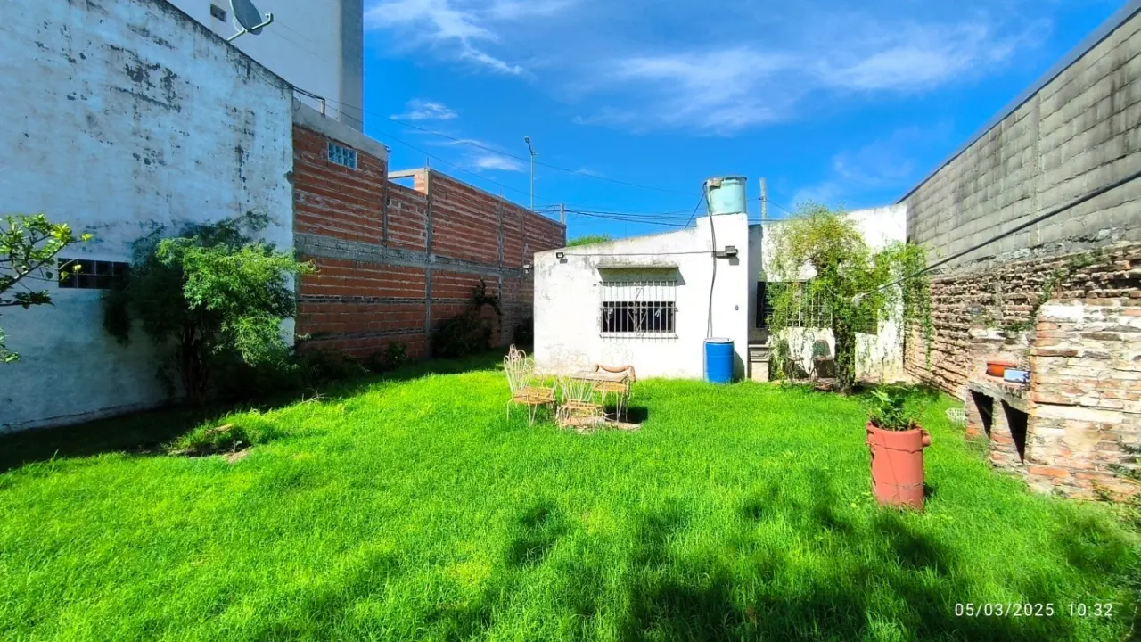 Casa en venta sobre Av Parque (Sarmientos 545), gran terreno!